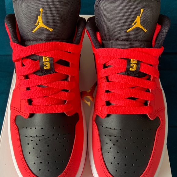 PRE-OWNED ♦️♠️ Jordan 1 Low Siren Red - 7W - Picture 2 of 7